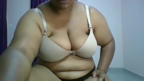 Snapshot of curvy_essie chatting on 02-25-25, 10:04 Essie online show from 02-25-25, 10:04