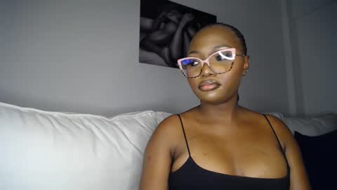 Snapshot of cute_ass18 chatting on 02-18-25, 04:05 Liya online show from 02-18-25, 04:05