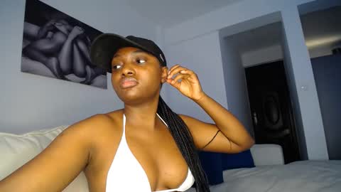 Snapshot of cute_ass18 chatting on 02-26-25, 07:20 Liya online show from 02-26-25, 07:20