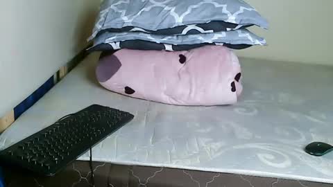 Snapshot of cute_beb2 chatting on 01-09-25, 07:52 V EE online show from 01-09-25, 07:52