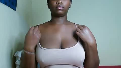 Snapshot of cute_beb2 chatting on 01-23-25, 01:35 V EE online show from 01-23-25, 01:35