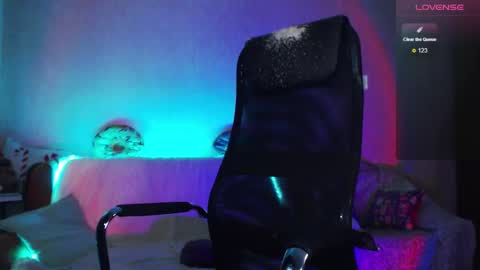 Snapshot of cute_betty chatting on 10-06-25, 12:13 Betty online show from 10-06-25, 12:13