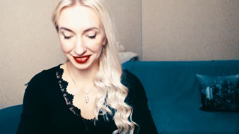 cute_smile_shy online show from 01-11-25, 12:33