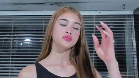 Snapshot of cuteanddesesperate chatting on 02-18-25, 04:37 WANNA SEE MORE OF TWINS online show from 02-18-25, 04:37