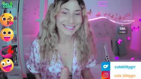 Snapshot of cuteee_kitty chatting on 09-13-25, 12:10 Kitty online show from 09-13-25, 12:10