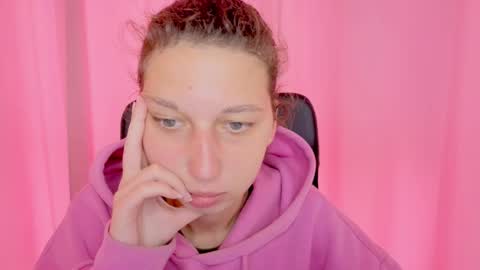 Elli online show from 10-22-25, 09:31