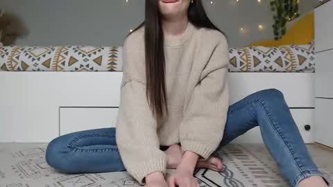 Snapshot of cuteemouse chatting on 12-19-25, 06:53 Anna online show from 12-19-25, 06:53