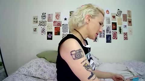 Snapshot of cutefemme chatting on 11-23-25, 08:14 Bella online show from 11-23-25, 08:14