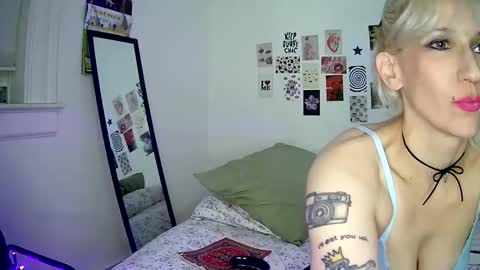 Snapshot of cutefemme chatting on 11-25-25, 07:52 Bella online show from 11-25-25, 07:52