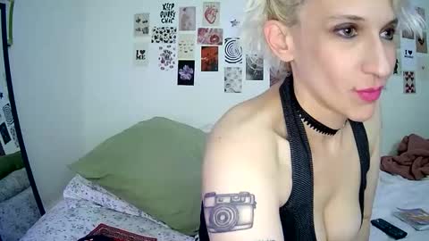 Snapshot of cutefemme chatting on 11-26-25, 06:36 Bella online show from 11-26-25, 06:36