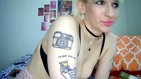 Snapshot of cutefemme chatting on 05-07-26, 08:58 Bella online show from 05-07-26, 08:58