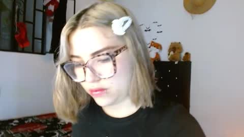 Snapshot of cuteisabella_a chatting on 03-12-26, 04:13 isabella online show from 03-12-26, 04:13