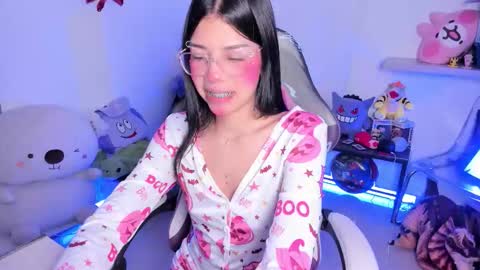  - independent model online show from 10-10-25, 11:59