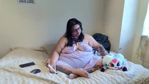 Cutetea online show from 10-17-25, 03:47