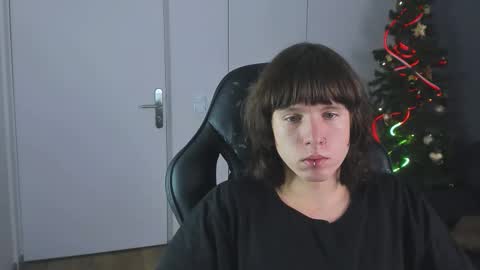 cutiekai_ online show from 12-21-25, 10:06