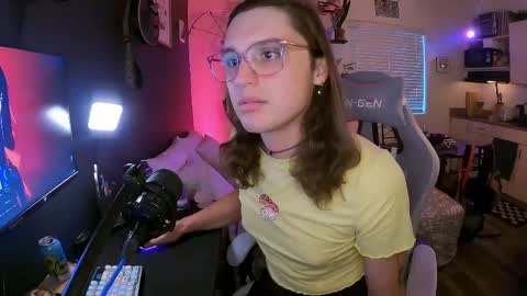 Snapshot of cutiepiescarlett chatting on 05-22-26, 02:30 cutiepiescarlett online show from 05-22-26, 02:30
