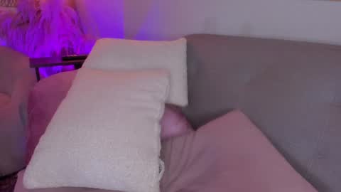 Snapshot of cutte_hanna18 chatting on 02-08-25, 03:30 Hannah online show from 02-08-25, 03:30