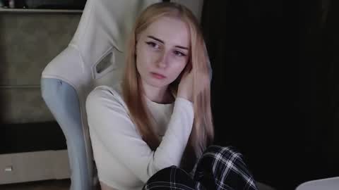 Snapshot of cutti_crystal chatting on 03-10-26, 02:33 Cutti Crystal online show from 03-10-26, 02:33