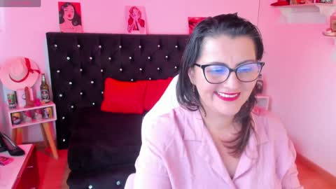 Snapshot of d_martii chatting on 01-15-25, 11:43 Mia online show from 01-15-25, 11:43