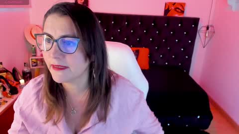 Snapshot of d_martii chatting on 01-27-25, 11:43 Mia online show from 01-27-25, 11:43