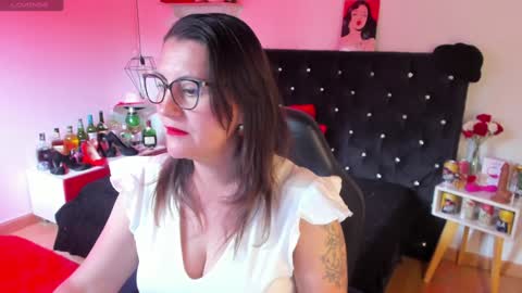 Snapshot of d_martii chatting on 02-07-25, 12:28 Mia online show from 02-07-25, 12:28