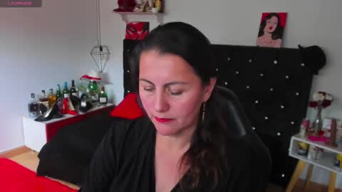 Snapshot of d_martii chatting on 02-12-25, 07:45 Mia online show from 02-12-25, 07:45