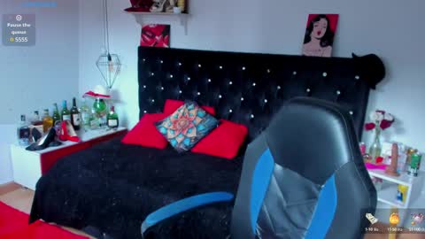 Snapshot of d_martii chatting on 02-13-25, 12:32 Mia online show from 02-13-25, 12:32
