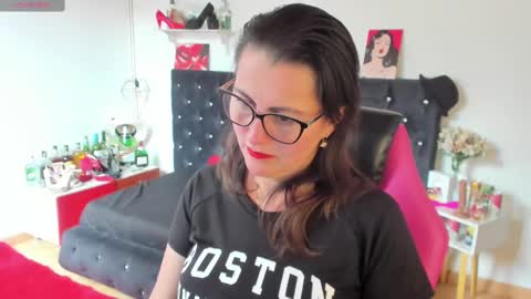 Snapshot of d_martii chatting on 02-21-25, 07:43 Mia online show from 02-21-25, 07:43