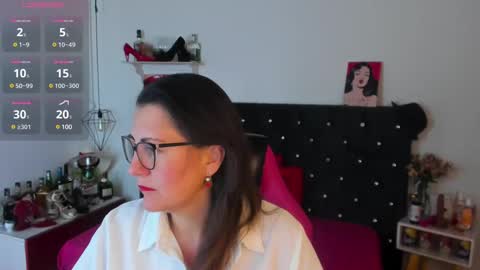Snapshot of d_martii chatting on 03-08-25, 11:27 Mia online show from 03-08-25, 11:27