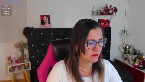 Snapshot of d_martii chatting on 03-11-25, 12:06 Mia online show from 03-11-25, 12:06