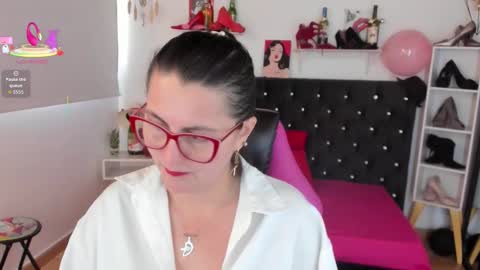 Snapshot of d_martii chatting on 09-09-25, 12:05 Mia online show from 09-09-25, 12:05