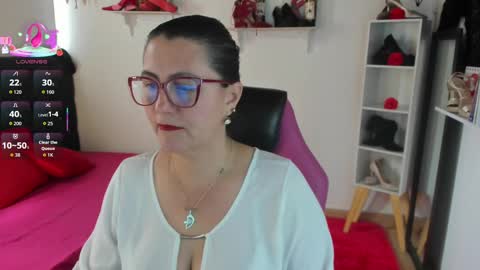 Snapshot of d_martii chatting on 09-12-25, 02:39 Mia online show from 09-12-25, 02:39