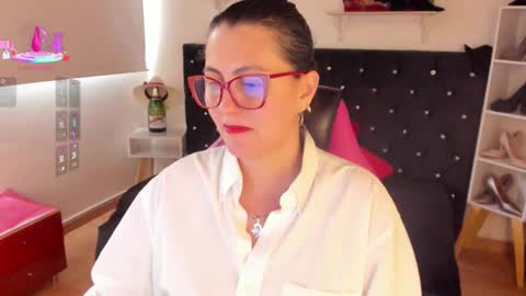 Snapshot of d_martii chatting on 09-29-25, 02:22 Mia online show from 09-29-25, 02:22