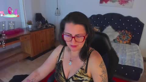Snapshot of d_martii chatting on 10-14-25, 03:02 Mia online show from 10-14-25, 03:02