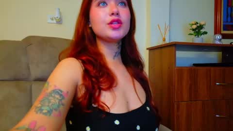 Snapshot of daddys_little_secrett chatting on 05-18-26, 01:02 Valen online show from 05-18-26, 01:02