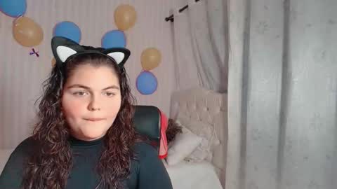 Snapshot of daeneryslove_doll chatting on 10-19-25, 05:52 daeneryslove_doll online show from 10-19-25, 05:52