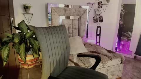 dahnia_cruz online show from 04-20-26, 01:36