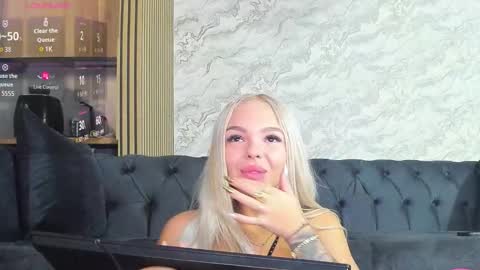 Snapshot of daisy_abby03 chatting on 10-19-25, 06:58 DaIsy Abby online show from 10-19-25, 06:58
