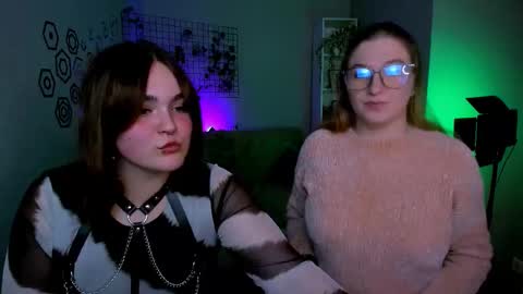 Snapshot of daisy_candy chatting on 10-12-25, 07:57 Little Di online show from 10-12-25, 07:57