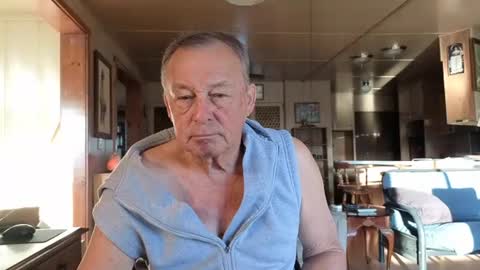 Snapshot of dakit2 chatting on 10-15-25, 02:50 dakit online show from 10-15-25, 02:50