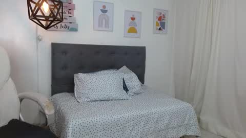 Dalila online show from 10-17-25, 01:25