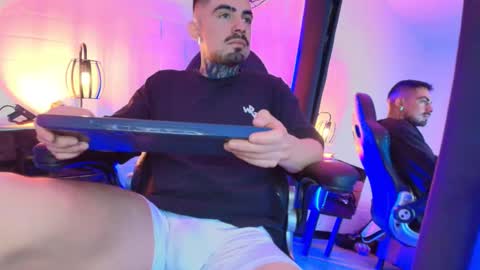 Dallas whitee online show from 03-25-26, 07:53