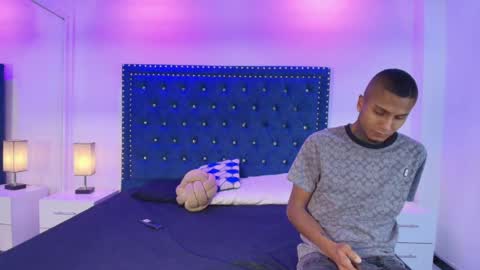 Snapshot of damian_and_roxanne chatting on 05-12-26, 12:57 DAMIAN AND ROXANNE. online show from 05-12-26, 12:57