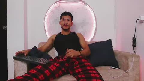 Snapshot of damiann_rees chatting on 06-12-26, 11:20 instagram damiannreed. online show from 06-12-26, 11:20