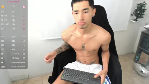 Snapshot of damon_333 chatting on 12-13-24, 08:37 Damon online show from 12-13-24, 08:37