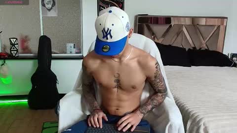 Snapshot of damon_333 chatting on 10-19-25, 06:08 Damon online show from 10-19-25, 06:08