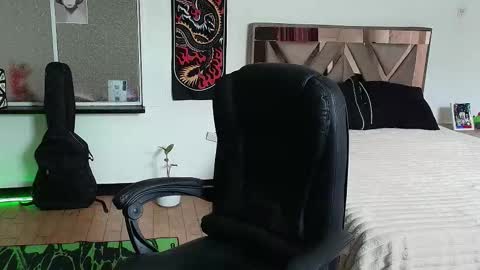 Snapshot of damon_333 chatting on 10-20-25, 08:09 Damon online show from 10-20-25, 08:09