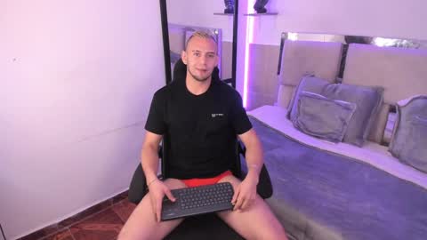 Snapshot of damon_baker0 chatting on 01-03-25, 02:08 Damon bakert online show from 01-03-25, 02:08