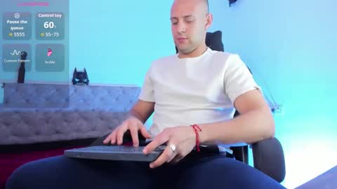 Snapshot of damon_baker0 chatting on 02-09-26, 02:43 Damon bakert online show from 02-09-26, 02:43