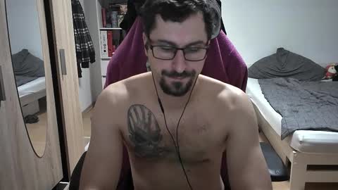 Snapshot of dan_the_man405 chatting on 12-14-25, 09:19 King Dan online show from 12-14-25, 09:19